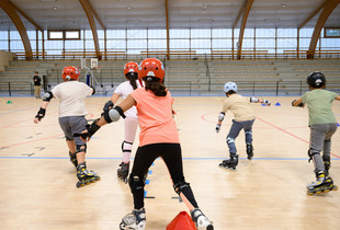 Enfants pratiquant le roller dans un gymnasme