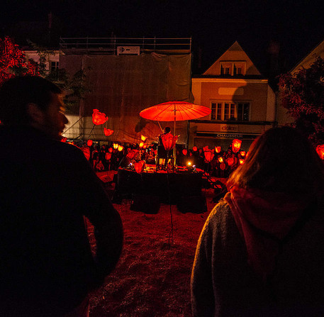 Spectacle musical « Le Chant des coquelicots », de FredAndCo / Les Allumantes, place du Cygne – Ville de Chartres