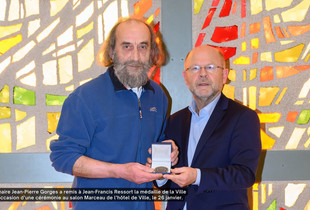 Le maire Jean-Pierre Gorges a remis à Jean-Francis Ressort la médaille de la Ville à l’occasion d’une cérémonie au salon Marceau de l’hôtel de Ville, le 26 janvier