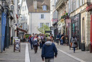 Le cœur du centre-ville piétonnier de Chartres avec des piétons et des commerces