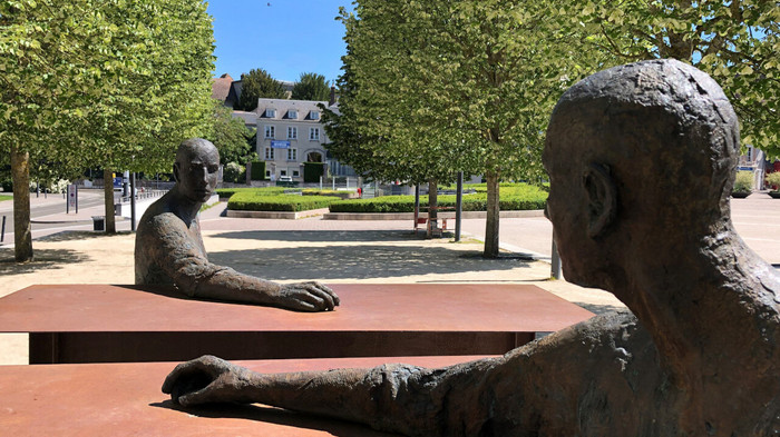 Les statues et monuments : les « Statues assises » – Ville de Chartres