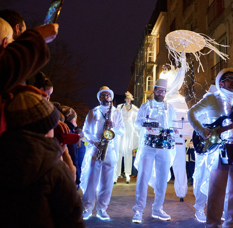 Le Bel Orchestre de No&euml;l &eacute;merveille les enfants, place des Halles &agrave; Chartres.