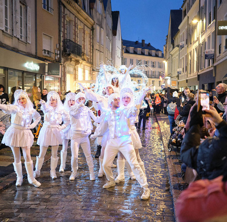 La chor&eacute;graphie &eacute;labor&eacute;e des animateurs de No&euml;l devant le public, dans une rue de Chartres.