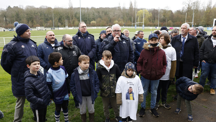 José Rolo, le 13 mars 2022, au milieu des jeunes de l'école du C'Chartres Rugby, qui venait d'être labellisée « 3 étoiles » par la Fédération française de rugby