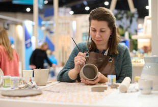 C&eacute;ramiste en d&eacute;monstration lors du salon l'Artisanat C'Chartres