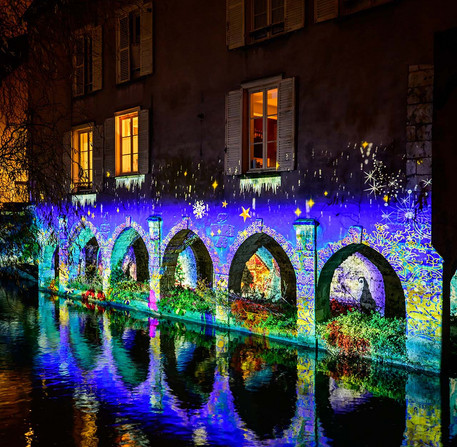 Chartres en lumi&egrave;res illumine les lavoirs sur l'Eure lors des f&ecirc;tes de No&euml;l.