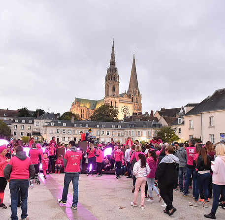 Illumination de la cathédrale en rose pour Octobre rose, avec Les Flammes en Rose – Ville de Chartres