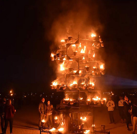 Installation de feu, de la compagnie Carabosse, jardins de l'Évêché – Ville de Chartres