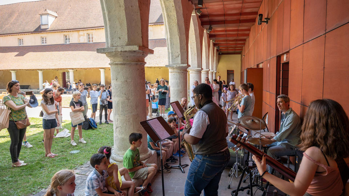 Journée portes ouvertes au Conservatoire à rayonnement départemental de Chartres Concert des élèves du onservatoire à rayonnement départemental de Chartres organisé lors de la journée porte ouverte dans le cloître