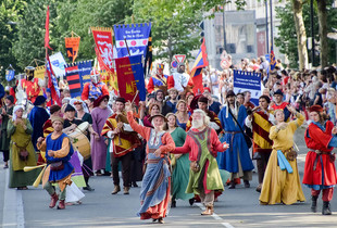 Parade de personnages en tenues médiévales
