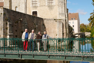 Ils sont les gardiens de nos mémoires Les membres de la Société généalogique d'Eure-et-Loir sur la passerelle au dessus de l'Eure, à côté de la collégiale Saint-André