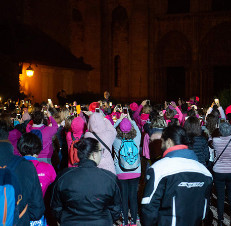 Illumination de la cathédrale en rose pour Octobre rose, avec Les Flammes en Rose – Ville de Chartres