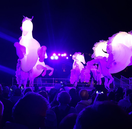 Déambulation « FierS à Cheval », de la compagnie des Quidams, place des Épars – Ville de Chartres