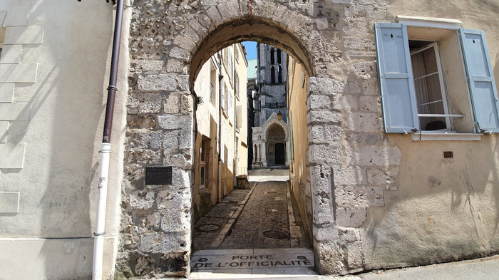 Balade dans le cloître Notre-Dame : les portes du cloître – Ville de Chartres