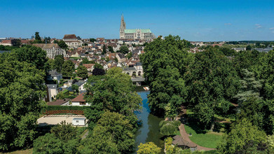 Vue aérienne sur le parc des Bords-de-l'Eure avec la cathédrale en arrière-plan