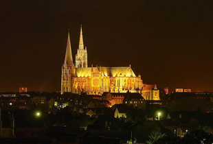 Cathédrale de Chartres de nuit et éclairée.