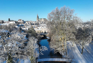 Le parc des Bords de l'Eure sous la neige, avec la cath&eacute;drale de Chartres en fond