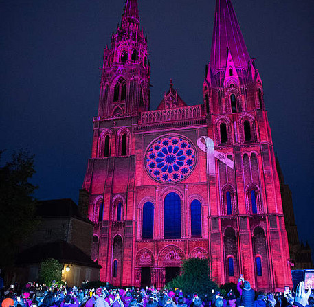 Illumination de la cathédrale en rose pour Octobre rose, avec Les Flammes en Rose – Ville de Chartres