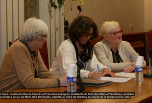 Anne Faure, présidente Rue de l’avenir, et Françoise Rossignol, présidente du Club des Villes et Territoires cyclables et marchables autour de Maria Jebli-Chedeville, adjointe au maire de Chartres en charge de la démarche Éco-ville