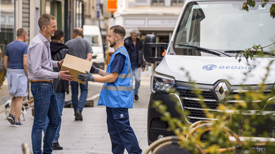 Livreur du « dernier kilomètre » livrant un colis à un commerçant dans le centre-ville de Chartres