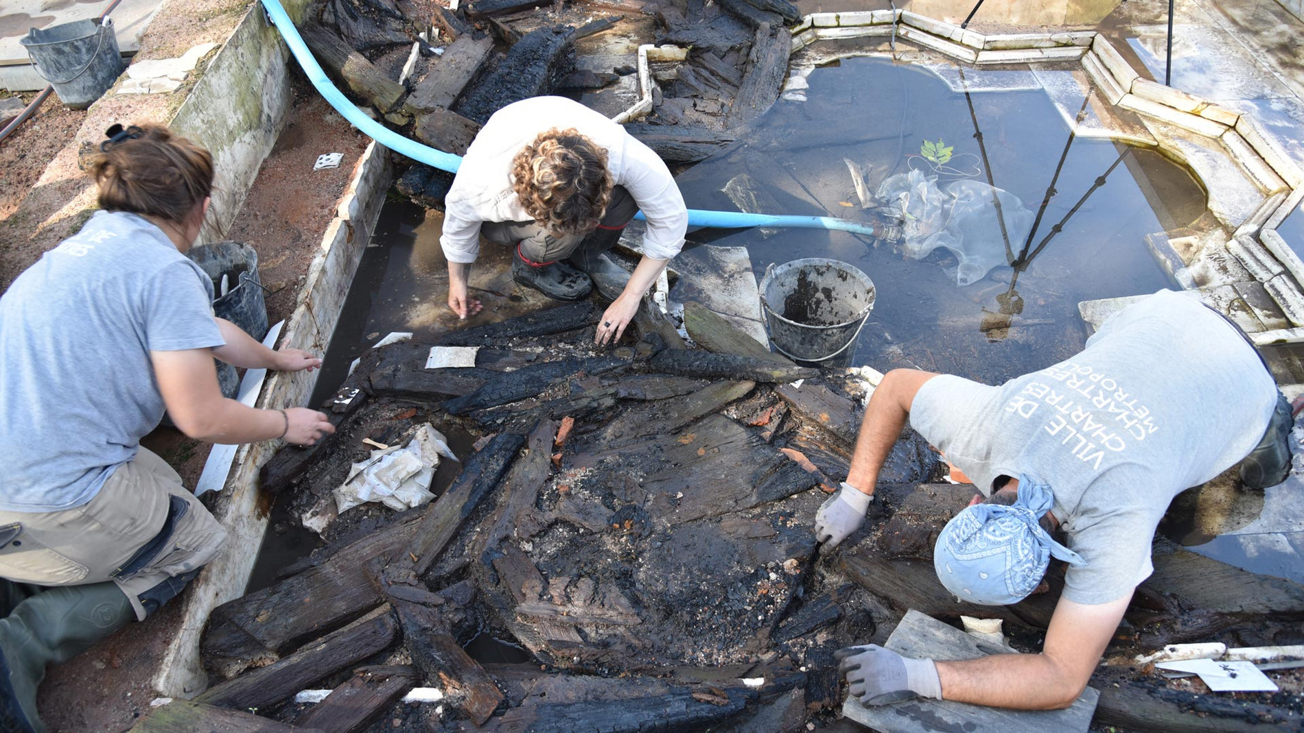 Archéologues de C'Chartres Archéologie en train de fouiller le sanctuaire gallo-romain