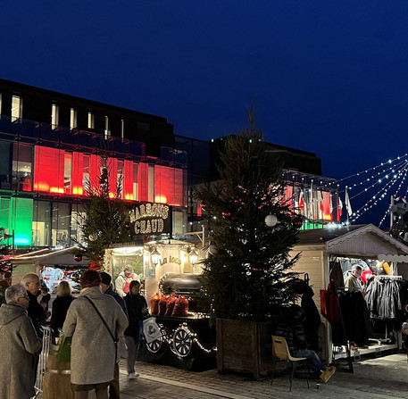 Les stands du march&eacute; de No&euml;l devant Autricum - H&ocirc;tel de Ville illumin&eacute;, place des Halles &agrave; Chartres.