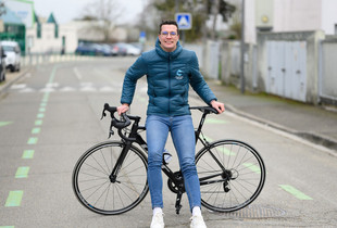 Antonin Dauriannes appuyé sur son vélo