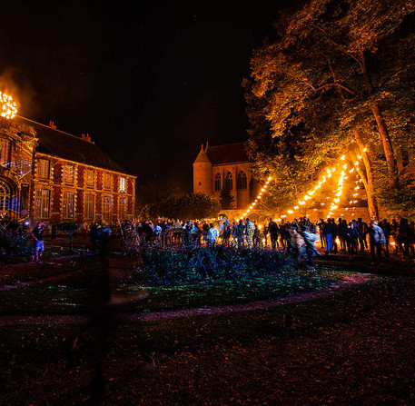 Installation de feu, de la compagnie Carabosse, jardins de l'Évêché – Ville de Chartres