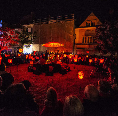 Spectacle musical « Le Chant des coquelicots », de FredAndCo / Les Allumantes, place du Cygne – Ville de Chartres