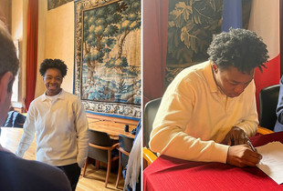 Le championne de judo Audrey Tcheuméo en train de signer au C'Chartres Judo