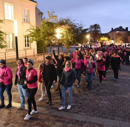 Illumination de la cathédrale en rose pour Octobre rose, avec Les Flammes en Rose – Ville de Chartres