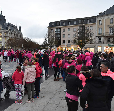 Illumination de la cathédrale en rose pour Octobre rose, avec Les Flammes en Rose – Ville de Chartres