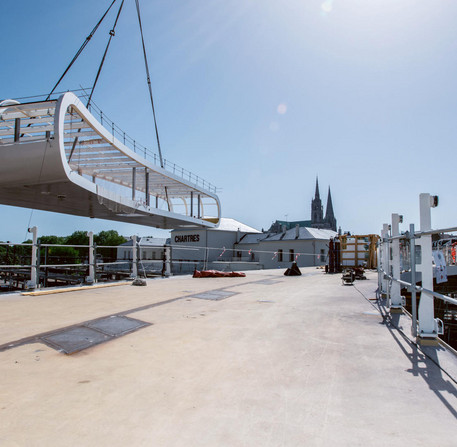 Pose de la passerelle du Pôle gare – Ville de Chartres