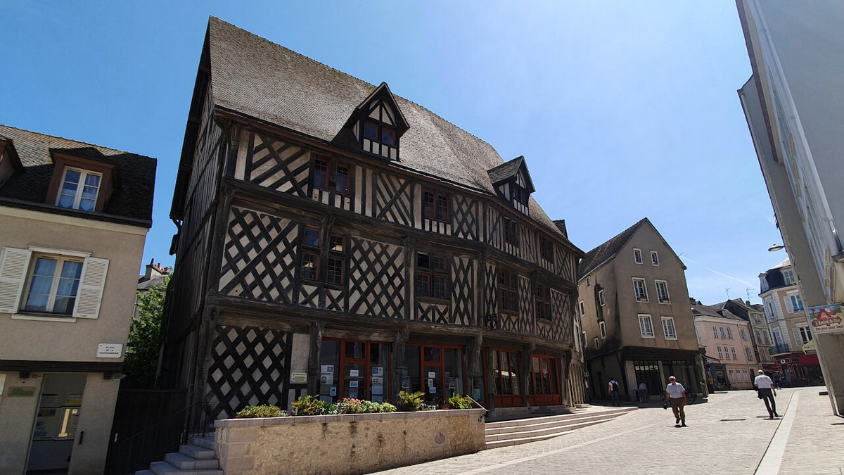 Maisons du Saumon et de la Truie-qui-file – Ville de Chartres