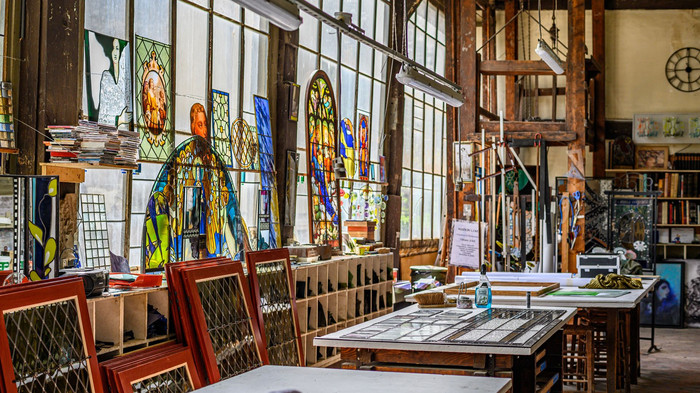 Vue sur des vitraux dans les ateliers des ateliers Lorin