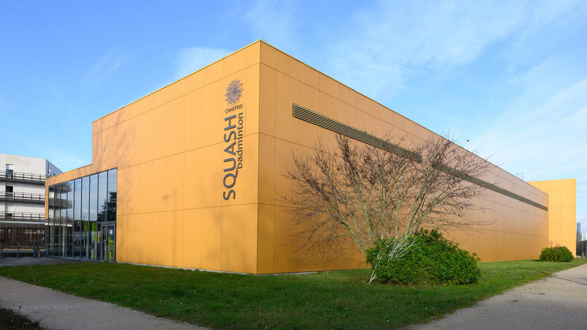 La façade extérieure du complexe squash et badminton de Chartres