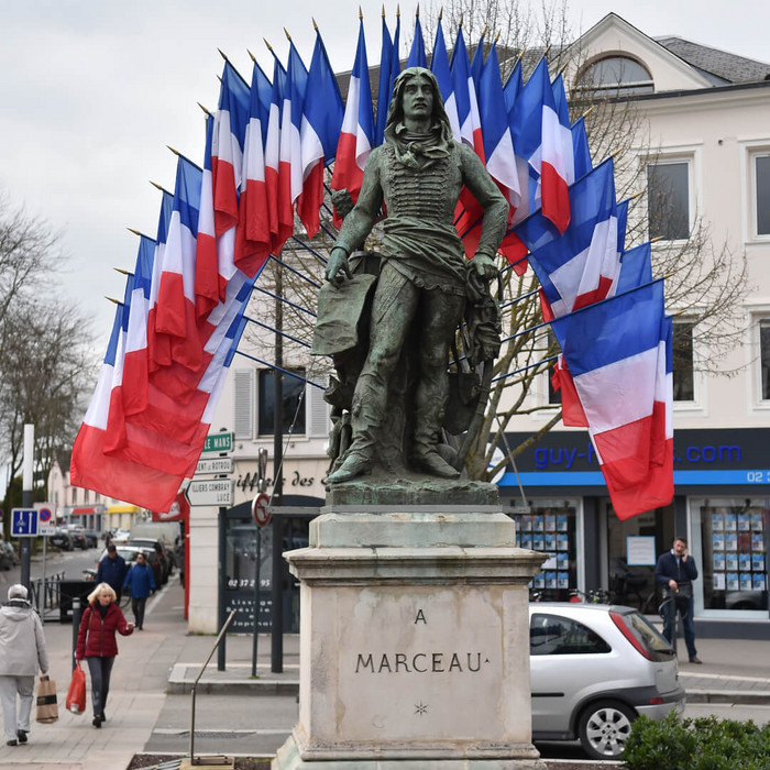 Marceau dans la ville : statue de Marceau pavoisée – Ville de Chartres