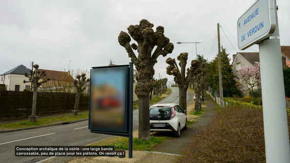 Conception archaïque de la voirie : une large bande carrossable, peu de place pour les piétons. On revoit ça !