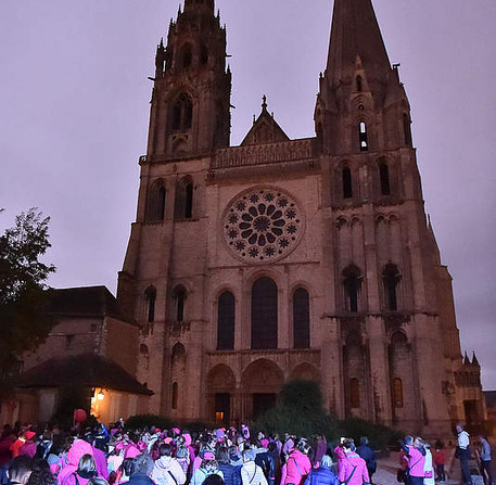 Illumination de la cathédrale en rose pour Octobre rose, avec Les Flammes en Rose – Ville de Chartres