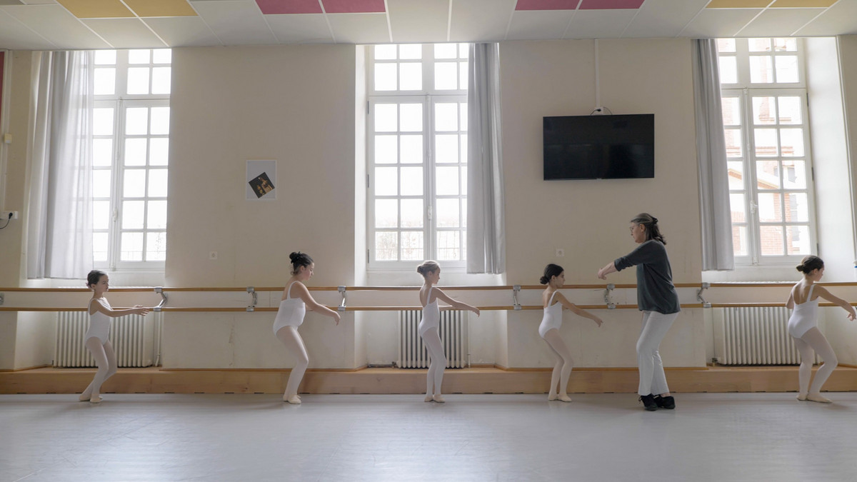 Conservatoire à rayonnement départemental de Chartres : classes à horaires aménagés en danse Jeunes danseuses classiques s'exerçant au Conservatoire à rayonnement départemental de Chartres