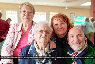 Portrait de Georgette Huet qui f&ecirc;te ses 100 ans, entour&eacute;e de sa famille &agrave; la r&eacute;sidence autonomie Marcel Gaujard