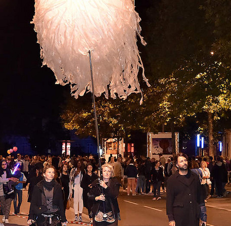 Déambulation « Via », de la compagnie L'Homme debout, place des Épars – Ville de Chartres