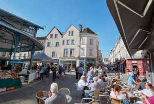 Personnes profitant d'une terrasse de café pendant un jour de marché à Chartres