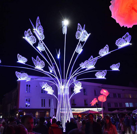 Installation « Arbre à papillons et pivoines », de Tilt, place Marceau – Ville de Chartres