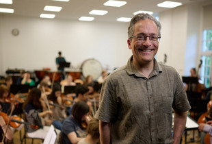 Alexandre Benéteau dans une classe du Conservatoire avec des élèves en arrière-plan
