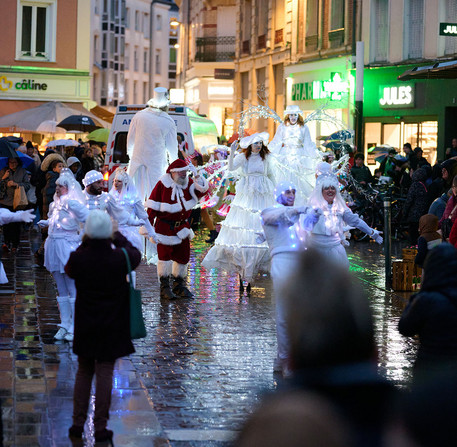 Le P&egrave;re No&euml;l fait son apparition aux cot&eacute;s des animateurs dans les rues de Chartres.