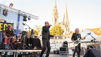 Concert de ChartrEstivales sur la place Châtelet à Chartres