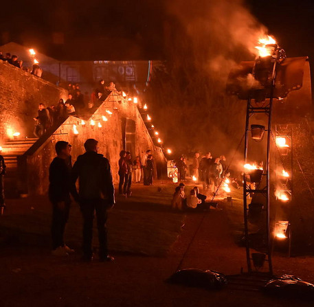 Installation de feu, de la compagnie Carabosse, jardins de l'Évêché – Ville de Chartres