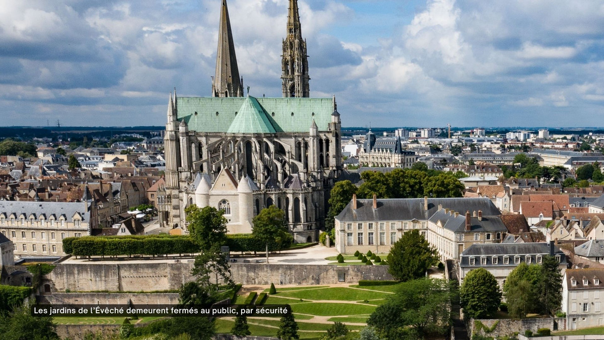 Les jardins de l’Évêché et la cathédrale de Chartres vus du ciel