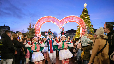 Parade de No&euml;l 2024 &agrave; Chartres avec danseurs et illuminations
